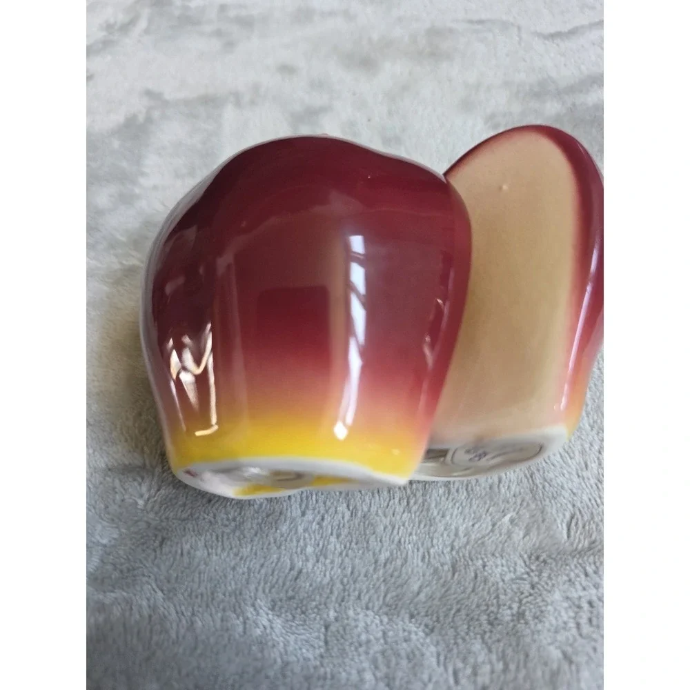 APPLE SHAPED CERAMIC SALT & PEPPER SHAKERS VINTAGE UNUSED